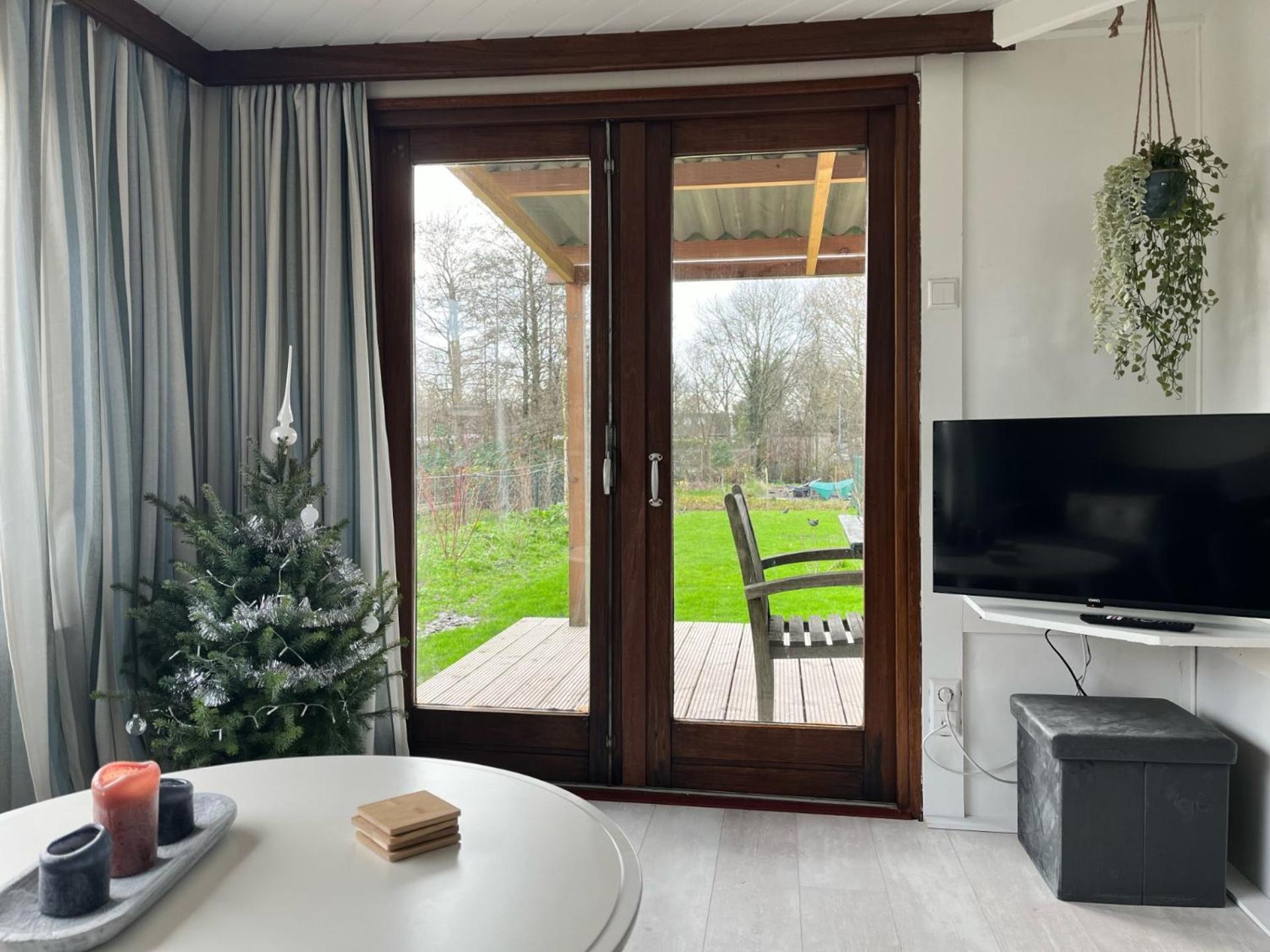 Vrijstaand Chalet Met Veel Buitenruimte En Veranda Zuid-Scharwoude Eksteriør bilde