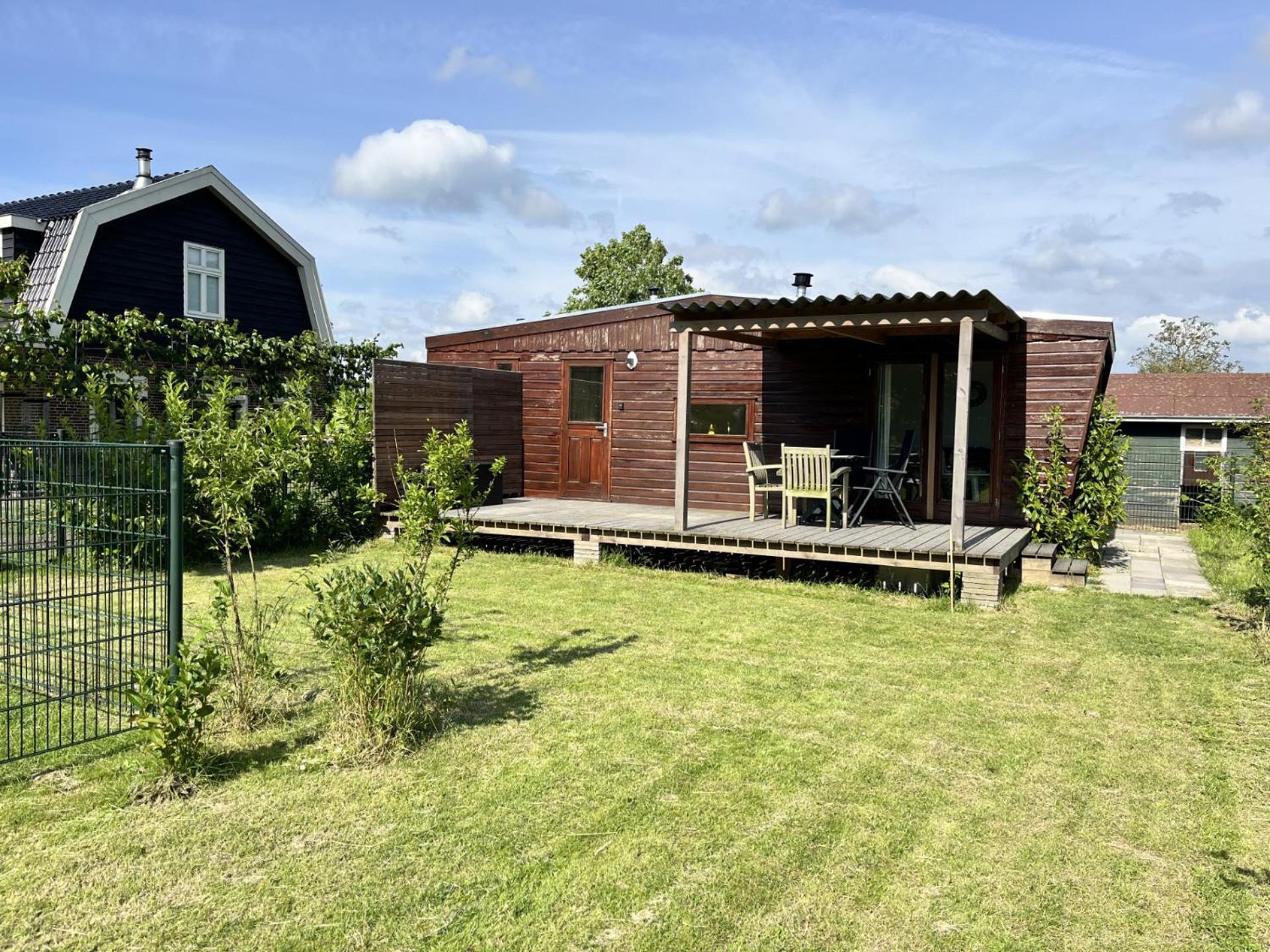 Vrijstaand Chalet Met Veel Buitenruimte En Veranda Zuid-Scharwoude Eksteriør bilde
