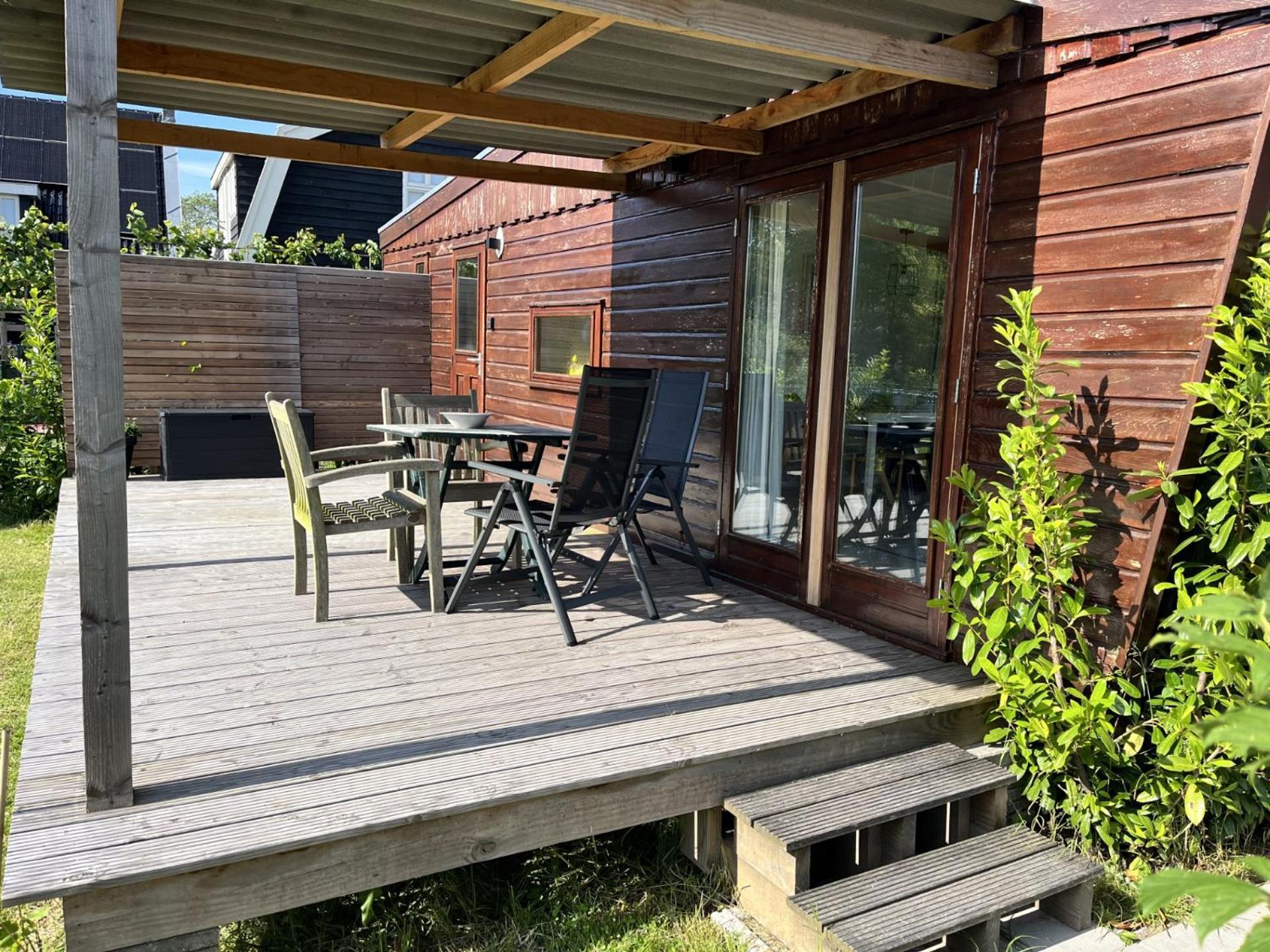 Vrijstaand Chalet Met Veel Buitenruimte En Veranda Zuid-Scharwoude Eksteriør bilde