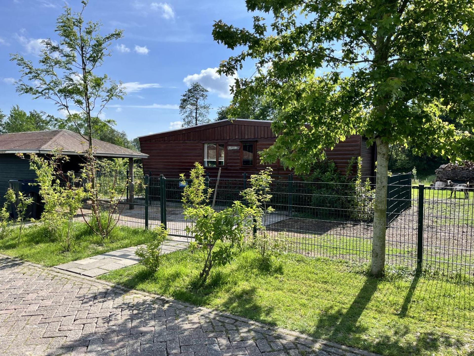 Vrijstaand Chalet Met Veel Buitenruimte En Veranda Zuid-Scharwoude Eksteriør bilde
